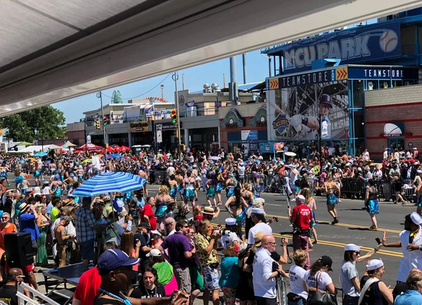 New York, Ny - 16 Haziran: İnsanlar katılmak 36 yıllık Mermaid Parade Coney Island 16 Haziran 2018 New York'ta. 