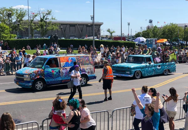 New York, Ny - 16 Haziran: İnsanlar katılmak 36 yıllık Mermaid Parade Coney Island 16 Haziran 2018 New York'ta. 