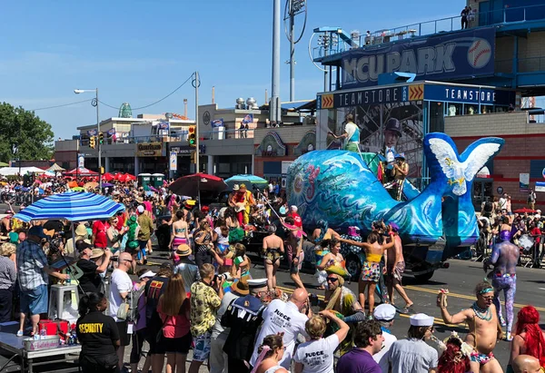 New York Juni Människor Delta Den Årliga Mermaid Parade Coney — Stockfoto