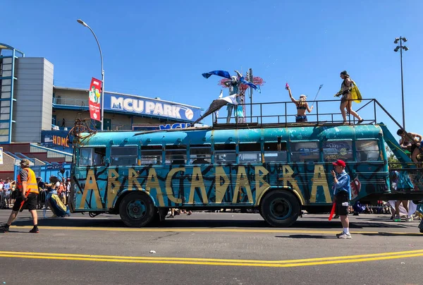 New York, Ny - 16 Haziran: İnsanlar katılmak 36 yıllık Mermaid Parade Coney Island 16 Haziran 2018 New York'ta. 
