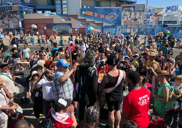 New York, Ny - 16 Haziran: İnsanlar katılmak 36 yıllık Mermaid Parade Coney Island 16 Haziran 2018 New York'ta. 
