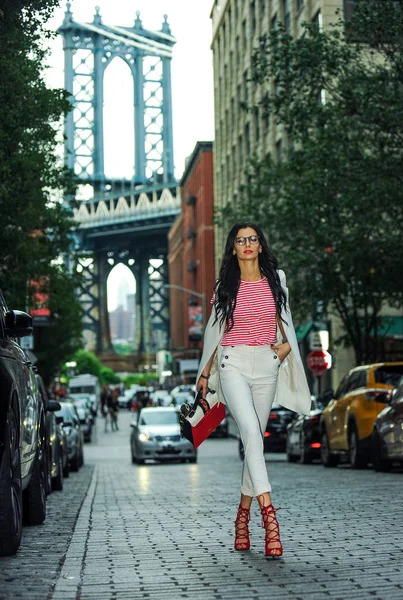 Aantrekkelijke Glamour Meisje Modieuze Outfit Wandelen Langs Straat — Stockfoto