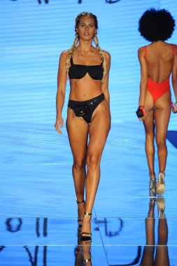 Miami Beach, Fl - 12 Temmuz: Bir modeli pist Monica Hansen için Paraiso Moda Fuarı'nda Paraiso çadır üzerinde 12 Temmuz 2018 Miami Beach, Florida sırasında yürür. 