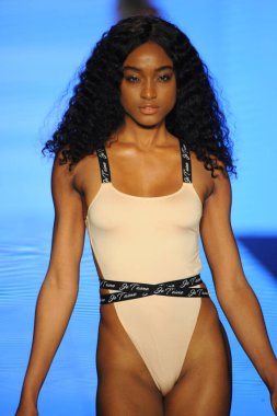 Miami Beach, Fl - 12 Temmuz: Bir modeli pist Monica Hansen için Paraiso Moda Fuarı'nda Paraiso çadır üzerinde 12 Temmuz 2018 Miami Beach, Florida sırasında yürür. 