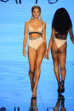Miami Beach, Fl - 12 Temmuz: Bir modeli pist Monica Hansen için Paraiso Moda Fuarı'nda Paraiso çadır üzerinde 12 Temmuz 2018 Miami Beach, Florida sırasında yürür. 