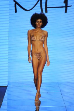 Miami Beach, Fl - 12 Temmuz: Bir modeli pist Monica Hansen için Paraiso Moda Fuarı'nda Paraiso çadır üzerinde 12 Temmuz 2018 Miami Beach, Florida sırasında yürür. 