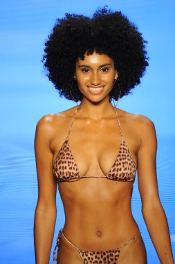 Miami Beach, Fl - 12 Temmuz: Bir modeli pist Monica Hansen için Paraiso Moda Fuarı'nda Paraiso çadır üzerinde 12 Temmuz 2018 Miami Beach, Florida sırasında yürür. 
