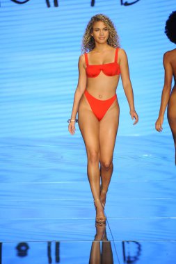 Miami Beach, Fl - 12 Temmuz: Bir modeli pist Monica Hansen için Paraiso Moda Fuarı'nda Paraiso çadır üzerinde 12 Temmuz 2018 Miami Beach, Florida sırasında yürür. 