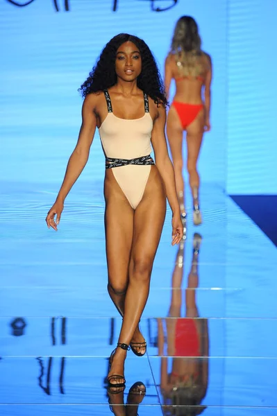 Miami Beach Julho Model Walks Runway Monica Hansen Paraiso Fashion — Fotografia de Stock