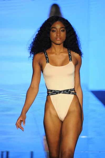 迈阿密海滩 佛罗里达州 7月12日 一个模型走跑道为莫妮卡汉森在帕拉伊索时装博览会在2018年7月12日在帕拉伊索帐篷在迈阿密海滩 佛罗里达州 — 图库照片