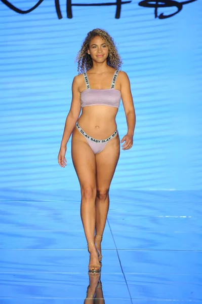 Miami Beach Július Modell Sétál Kifutópálya Monica Hansen Alatt Paraiso — Stock Fotó