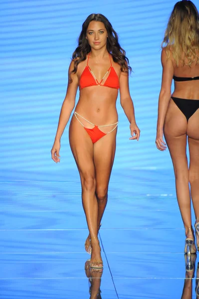Miami Beach Temmuz Bir Modeli Pist Monica Hansen Için Paraiso — Stok fotoğraf