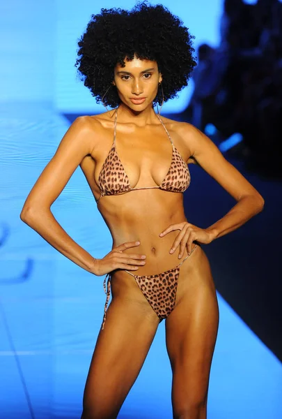 Miami Beach Luglio Una Modella Percorre Pista Monica Hansen Durante — Foto Stock