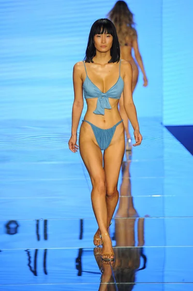 Miami Beach Temmuz Bir Modeli Pist Monica Hansen Için Paraiso — Stok fotoğraf