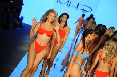 Miami Beach, Fl - 12 Temmuz: Modelleri pist finale Monica Hansen için Paraiso Moda Fuarı'nda Paraiso çadır üzerinde 12 Temmuz 2018 Miami Beach, Florida sırasında yürümek. 