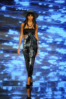 Miami Beach, Fl - 12 Temmuz: Bir modeli pist Baes ve bikini için Paraiso Moda Fuarı'nda Paraiso çadır üzerinde 12 Temmuz 2018 Miami Beach, Florida sırasında yürür. 