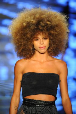 Miami Beach, Fl - 12 Temmuz: Bir modeli pist Baes ve bikini için Paraiso Moda Fuarı'nda Paraiso çadır üzerinde 12 Temmuz 2018 Miami Beach, Florida sırasında yürür. 