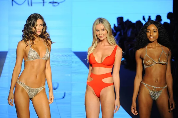 Miami Beach Juillet Créatrice Monica Hansen Des Mannequins Marchent Sur — Photo