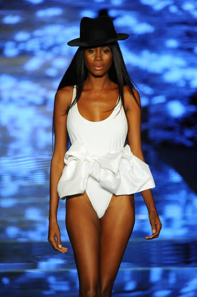 Miami Beach Julho Model Walks Runway Baes Bikinis Paraiso Fashion — Fotografia de Stock