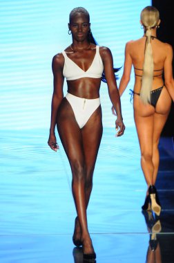 Miami Beach, Fl - 14 Temmuz: Bir modeli pist Gigi C bikini için Paraiso Moda Fuarı'nda Paraiso çadır üzerinde 14 Temmuz 2018 Miami Beach, Florida sırasında yürür.