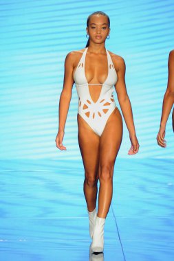 Miami Beach, Fl - 14 Temmuz: Bir modeli pist Gigi C bikini için Paraiso Moda Fuarı'nda Paraiso çadır üzerinde 14 Temmuz 2018 Miami Beach, Florida sırasında yürür.