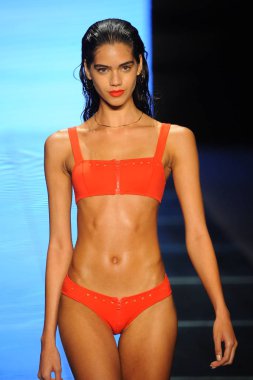 Miami Beach, Fl - 14 Temmuz: Bir modeli pist Gigi C bikini için Paraiso Moda Fuarı'nda Paraiso çadır üzerinde 14 Temmuz 2018 Miami Beach, Florida sırasında yürür.