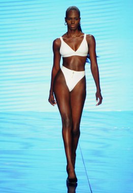 Miami Beach, Fl - 14 Temmuz: Bir modeli pist Gigi C bikini için Paraiso Moda Fuarı'nda Paraiso çadır üzerinde 14 Temmuz 2018 Miami Beach, Florida sırasında yürür.
