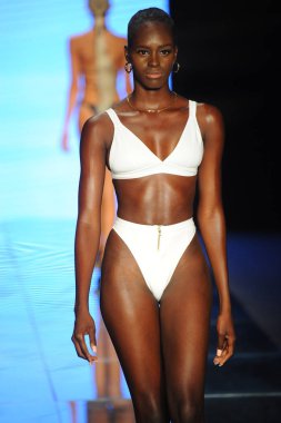 Miami Beach, Fl - 14 Temmuz: Bir modeli pist Gigi C bikini için Paraiso Moda Fuarı'nda Paraiso çadır üzerinde 14 Temmuz 2018 Miami Beach, Florida sırasında yürür.