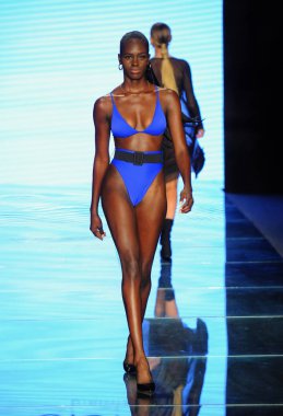Miami Beach, Fl - 14 Temmuz: Bir modeli pist Gigi C bikini için Paraiso Moda Fuarı'nda Paraiso çadır üzerinde 14 Temmuz 2018 Miami Beach, Florida sırasında yürür.
