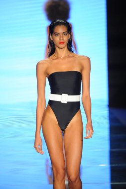 Miami Beach, Fl - 14 Temmuz: Bir modeli pist Gigi C bikini için Paraiso Moda Fuarı'nda Paraiso çadır üzerinde 14 Temmuz 2018 Miami Beach, Florida sırasında yürür.