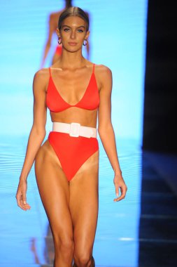 Miami Beach, Fl - 14 Temmuz: Bir modeli pist Gigi C bikini için Paraiso Moda Fuarı'nda Paraiso çadır üzerinde 14 Temmuz 2018 Miami Beach, Florida sırasında yürür.