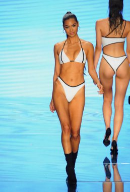 Miami Beach, Fl - 14 Temmuz: Bir modeli pist Gigi C bikini için Paraiso Moda Fuarı'nda Paraiso çadır üzerinde 14 Temmuz 2018 Miami Beach, Florida sırasında yürür.