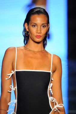 Miami Beach, Fl - 14 Temmuz: Bir modeli pist Gigi C bikini için Paraiso Moda Fuarı'nda Paraiso çadır üzerinde 14 Temmuz 2018 Miami Beach, Florida sırasında yürür.