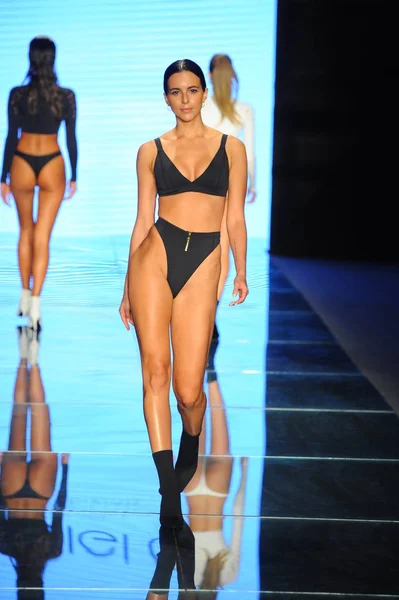 Miami Beach Julio Una Modelo Camina Por Pasarela Gigi Bikinis —  Fotos de Stock