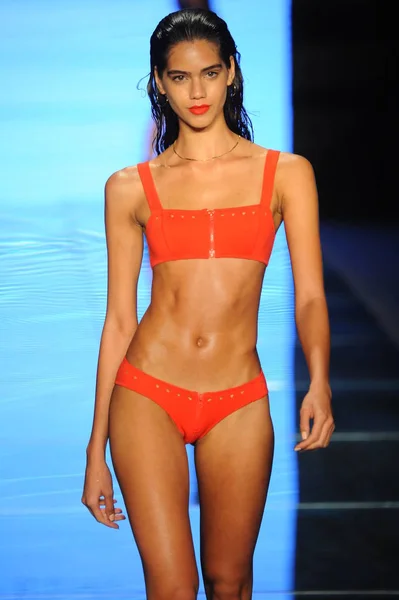 Miami Beach Temmuz Bir Modeli Pist Gigi Bikini Için Paraiso — Stok fotoğraf