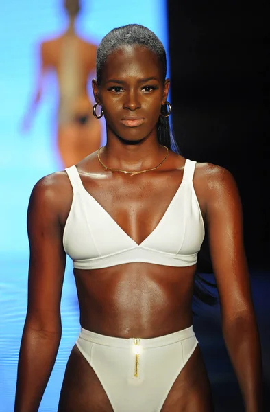 Miami Beach Lipca Model Spacery Pasa Startowego Dla Gigi Bikini — Zdjęcie stockowe