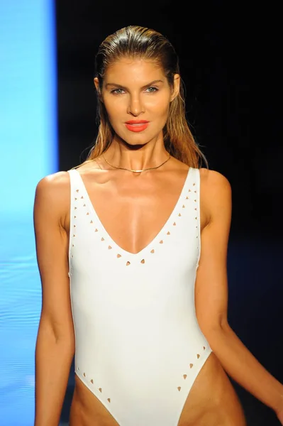 Miami Beach Juillet Mannequin Marche Sur Piste Pour Gigi Bikinis — Photo