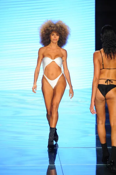 Miami Beach Juli Modell Går Banan För Gigi Bikinis Paraiso — Stockfoto