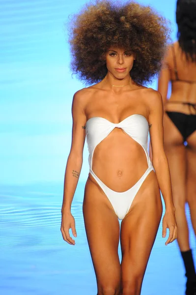 Miami Beach Juillet Mannequin Marche Sur Piste Pour Gigi Bikinis — Photo