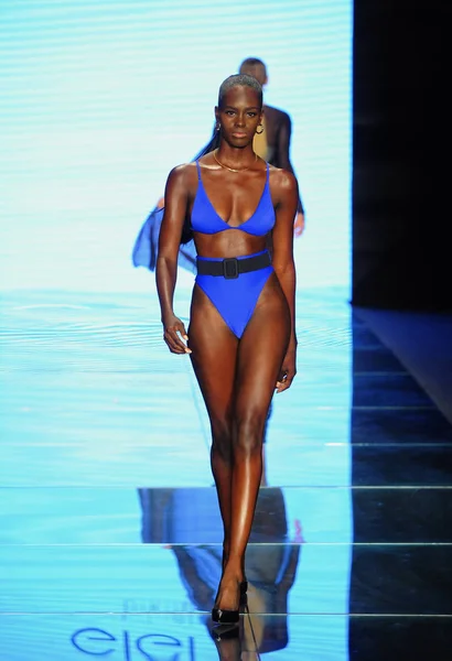 Miami Beach Juli Een Model Landingsbaan Voor Gigi Bikinis Wandelingen — Stockfoto