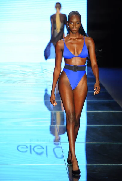 Miami Beach Julio Una Modelo Camina Por Pasarela Gigi Bikinis — Foto de Stock