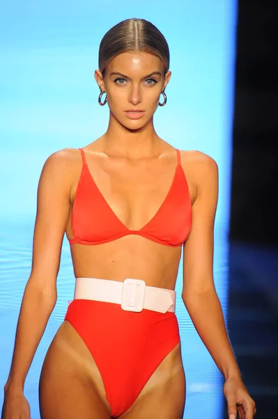 Miami Beach Juli Een Model Landingsbaan Voor Gigi Bikinis Wandelingen — Stockfoto