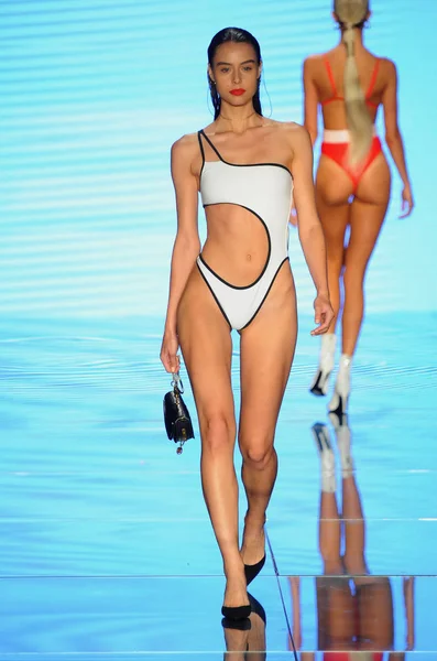 Miami Beach Lipca Model Spacery Pasa Startowego Dla Gigi Bikini — Zdjęcie stockowe