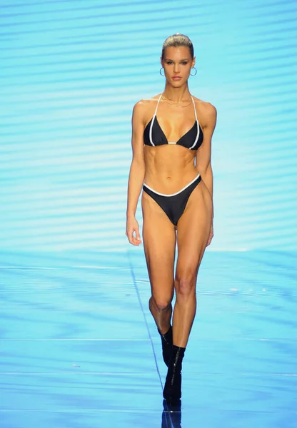 Miami Beach Julho Model Walks Runway Gigi Bikinis Paraiso Fashion — Fotografia de Stock