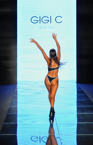 Miami Beach Július Modell Sétál Kifutópálya Gigi Bikini Alatt Paraiso — Stock Fotó