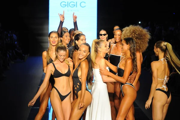 Miami Beach Lipca Projektant Gigi Caruso Modele Spaceru Pasa Startowego — Zdjęcie stockowe