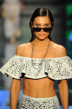 Miami Beach, Fl - 14 Temmuz: Bir modeli pist Sinesia Karol için Paraiso Moda Fuarı'nda Paraiso çadır üzerinde 14 Temmuz 2018 Miami Beach, Florida sırasında yürür.