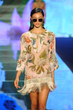 Miami Beach, Fl - 14 Temmuz: Bir modeli pist Sinesia Karol için Paraiso Moda Fuarı'nda Paraiso çadır üzerinde 14 Temmuz 2018 Miami Beach, Florida sırasında yürür.