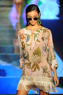 Miami Beach, Fl - 14 Temmuz: Bir modeli pist Sinesia Karol için Paraiso Moda Fuarı'nda Paraiso çadır üzerinde 14 Temmuz 2018 Miami Beach, Florida sırasında yürür.