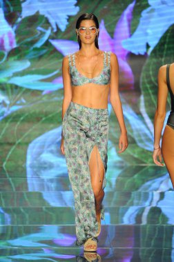 Miami Beach, Fl - 14 Temmuz: Bir modeli pist Sinesia Karol için Paraiso Moda Fuarı'nda Paraiso çadır üzerinde 14 Temmuz 2018 Miami Beach, Florida sırasında yürür.